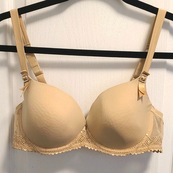 Lou Paris nude bra - Picture 1 of 7